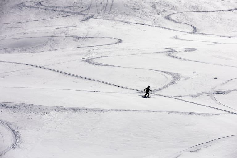 La "experiencia freeride" es un tour de todo el día que llega con moto de nieve a lugares de difícil acceso con laderas vírgenes para practicar esquí y snowboard