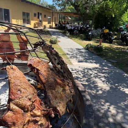 La experiencia gastronómica incluye asado, pastas caseras y preparaciones al disco (Foto: Instagram @elruso.parrilla)