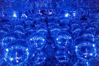 La experiencia inmersiva evoca ambientaciones pioneras como las de Yayoi Kusama