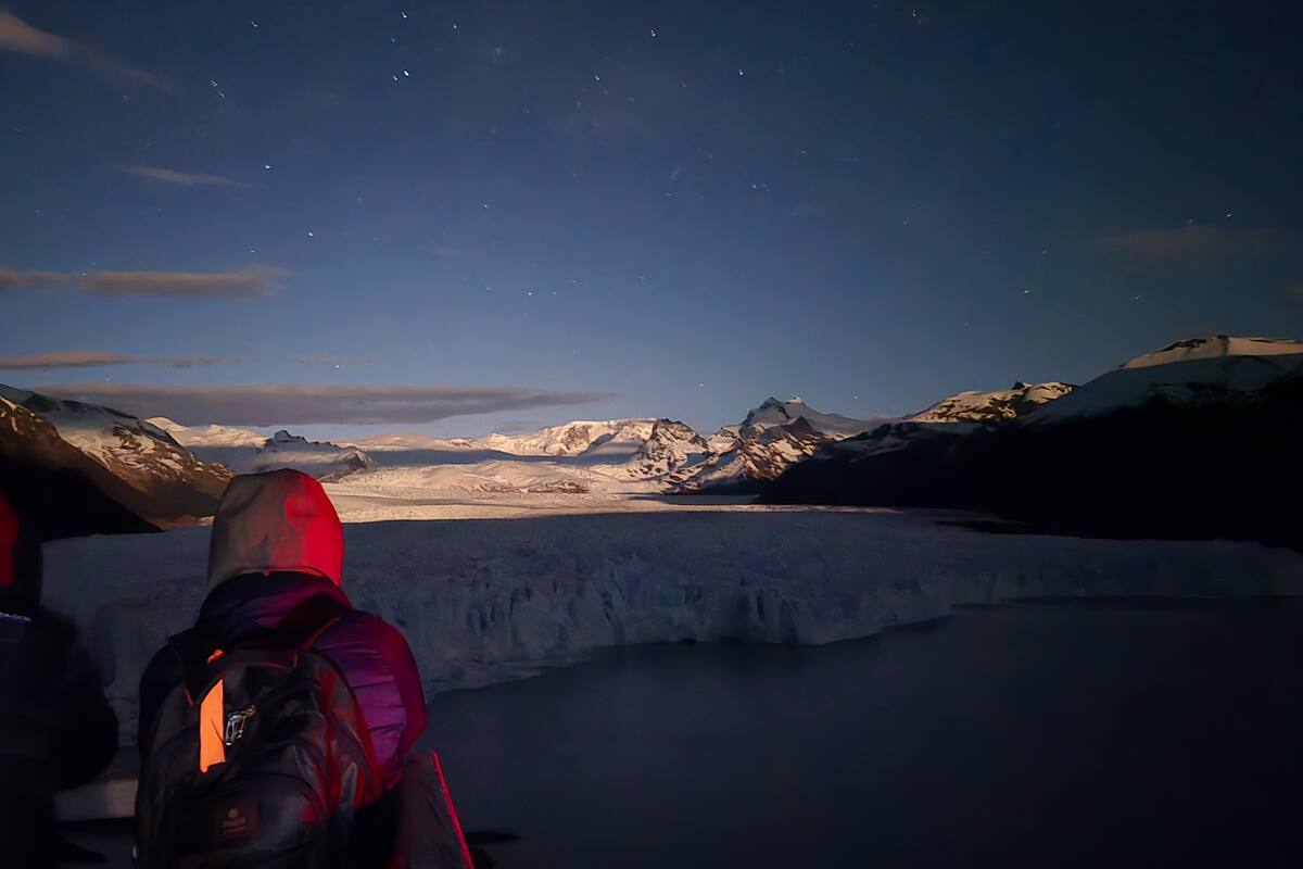 La experiencia nocturno en el glaciar Perito Moreno solo se puede hacer a través de una agencia de viajes
