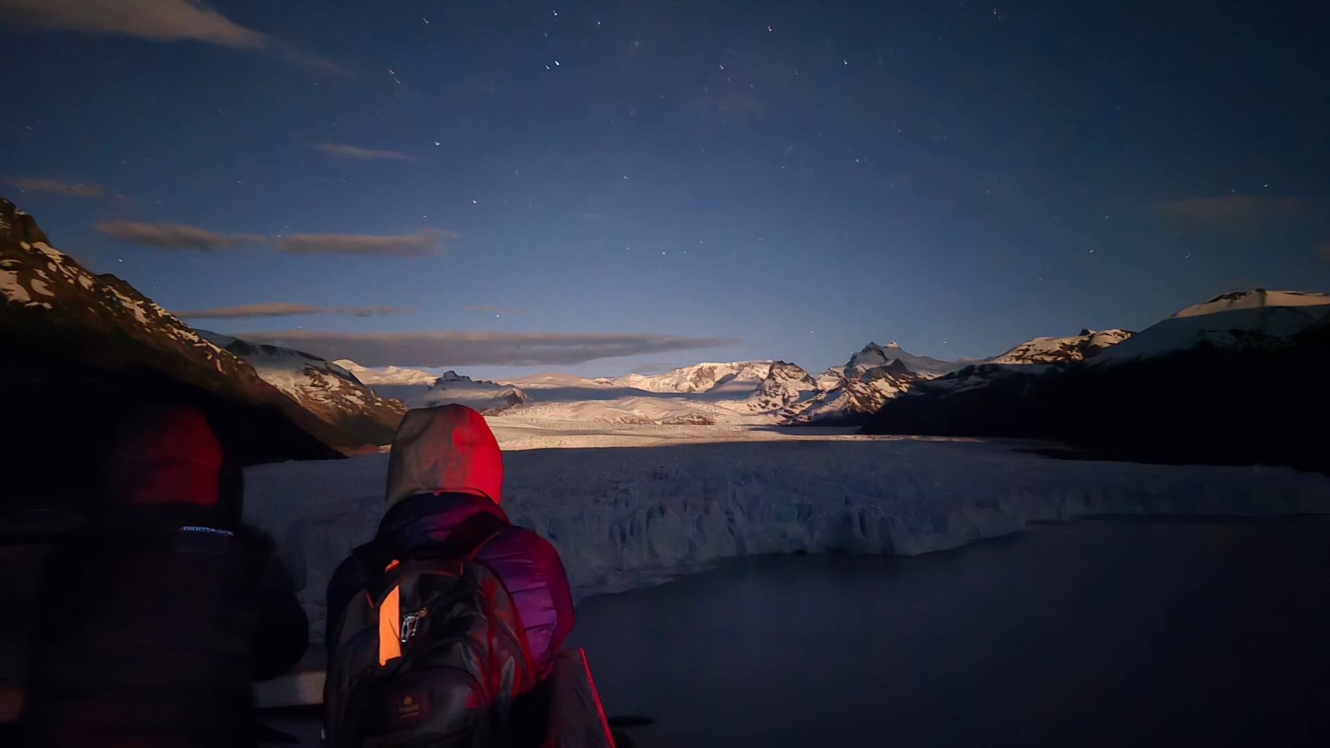 La experiencia nocturno en el glaciar Perito Moreno solo se puede hacer a través de una agencia de viajes