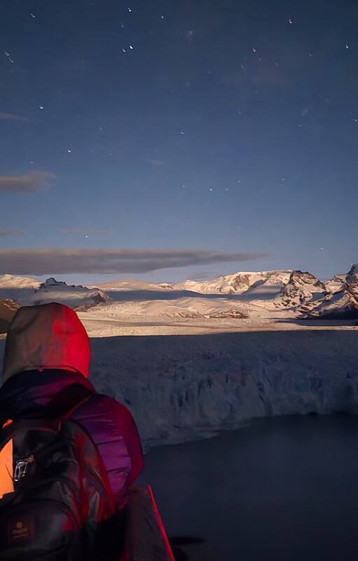 La experiencia nocturno en el glaciar Perito Moreno solo se puede hacer a través de una agencia de viajes