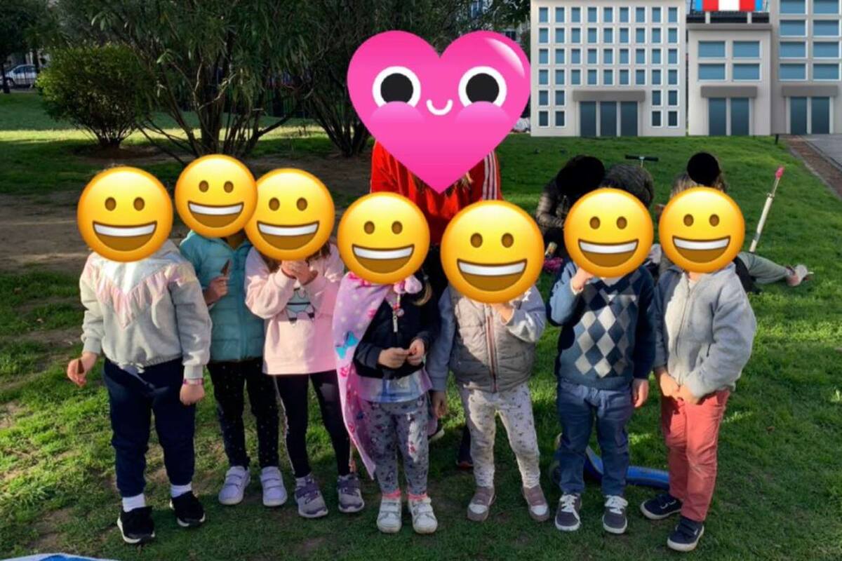 La experiencia se lleva a cabo en una plaza de la ciudad, donde un grupo de pequeños se juntan con una docente una vez por semana, una iniciativa que no busca reemplazar la educación inicial, sino revincular a los niños y abrir el debate acerca de la necesidad de la vuelta a clases presenciales
