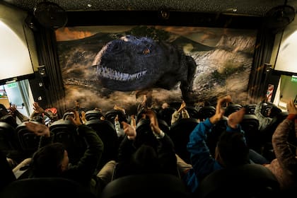 La experiencia también interactiva repasa el surgimiento de la vida en la Tierra y reserva un encuentro cara a cara con criaturas prehistóricas
