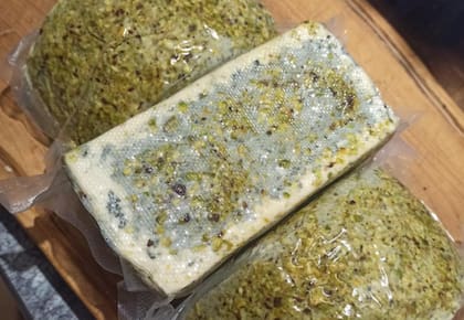 La experimentación alcanza tanto a quesos con receta propia como a variedades tradicionales que interviene con nuevos ingredientes