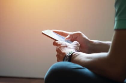La experta aconseja silenciar las notificaciones y establecer momentos específicos para revisar el dispositivo "Diario El Comercio. Todos los derechos reservados."