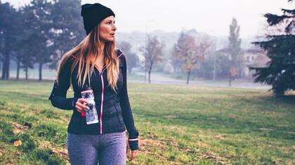 La experta agrega que caminar es adecuado para "casi cualquiera" porque es de bajo impacto y fácil para las articulaciones y los músculos