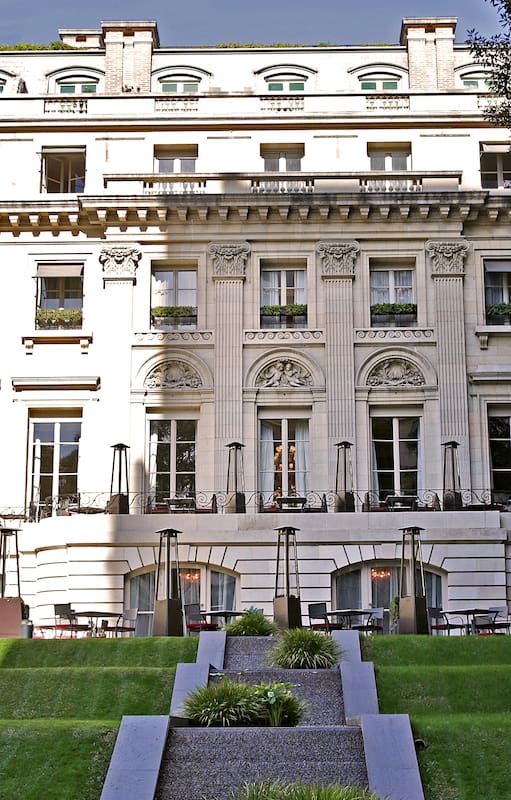 La explanada del Palacio Duhau que conecta con el nuevo edificio del hotel; en 1910 ese jardín fue parquizado por Carlos Thays