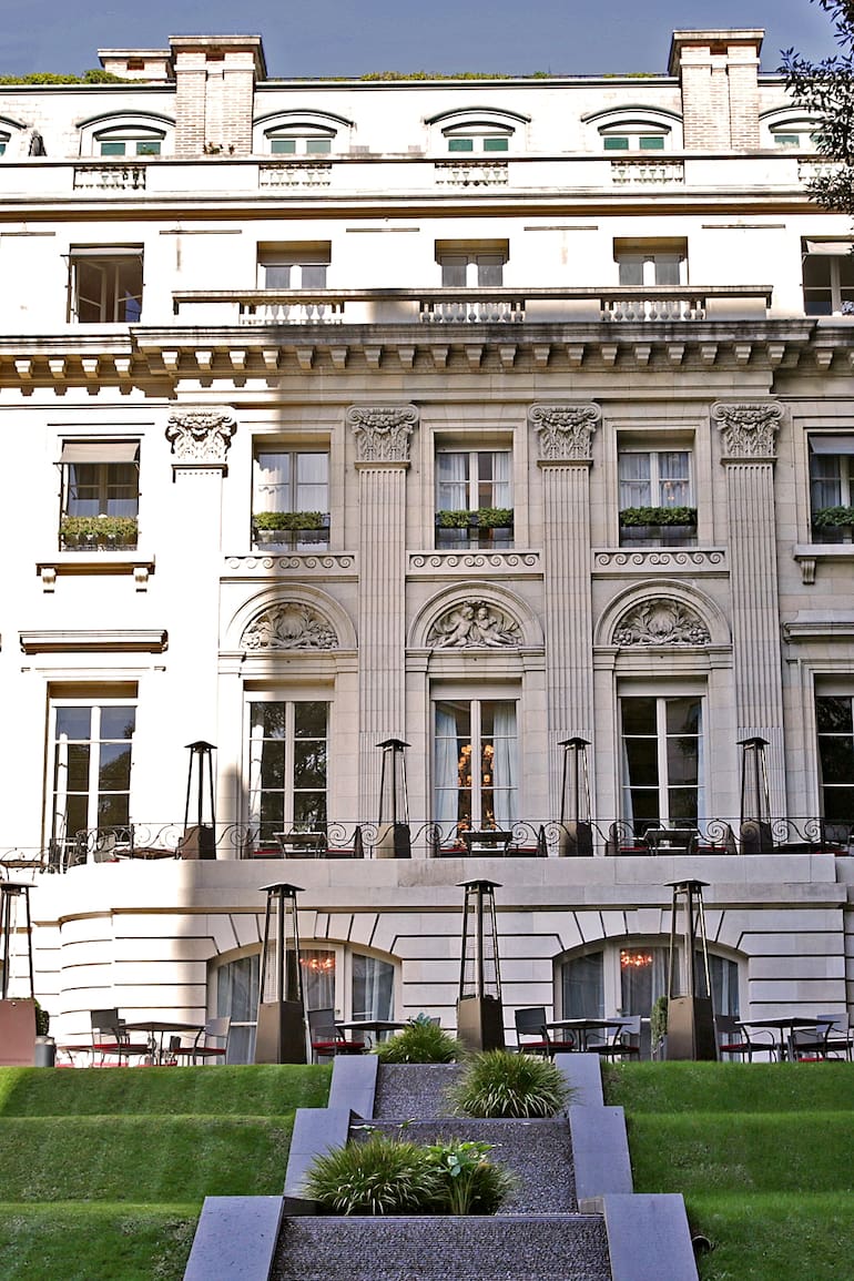 La explanada del Palacio Duhau que conecta con el nuevo edificio del hotel; en 1910 ese jardín fue parquizado por Carlos Thays