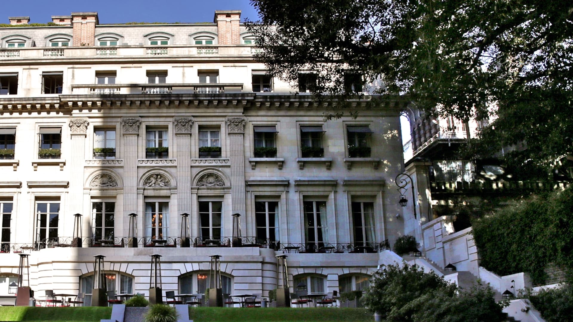 La explanada del Palacio Duhau que conecta con el nuevo edificio del hotel; en 1910 ese jardín fue parquizado por Carlos Thays