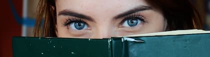 La explicación de por qué algunos ojos son azules es la misma que por qué el cielo es azul