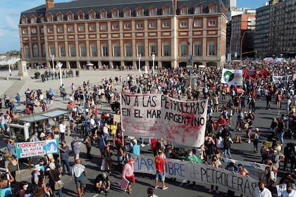 La exploración petrolera cercana a la ciudad de Mar del Plata y disparó inmediatas reacciones de grupos ambientalistas, e incluso del propio gobierno local