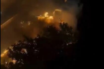 La explosión alcanzó a cinco bomberos, que fueron hospitalizados