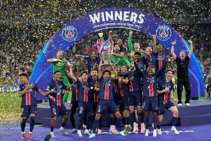 La explosión de algarabía en el podio de Paris Saint Germain, nuevo campeón de la Champions League