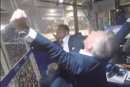 La explosión de Gary Lineker, un fanático de Lionel Messi, tras el segundo gol del argentino; atrás, también celebra Rio Ferdinand
