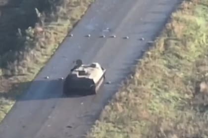 La explosión de un tanque ruso al pasar sobre una visible hilera de minas