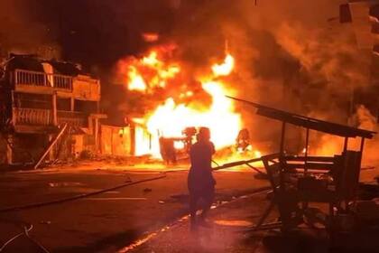 La explosión del camión también provocó el incendio de decenas de viviendas (Fuente: Twitter)