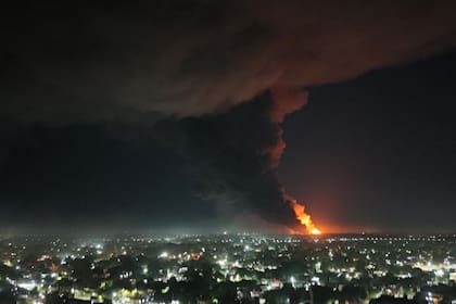 La explosión en Ezeiza generó una intensa columna de humo negro