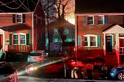 La explosión en una vivienda se ve desde lejos la noche del lunes 4 de diciembre de 2023 en Arlington, Virginia