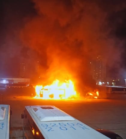 La explosión en uno de los ómnibus en Bat Yam, en el centro de Israel.