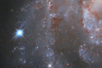 La explosión estelar desaparece en la galaxia espiral NGC 2525, ubicada a 70 millones de años luz de distancia. Fuente: ESA/HUBBLE IMAGES