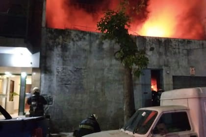 La explosión provocó un importante incendio en la vivienda de calle Camargo al 1200