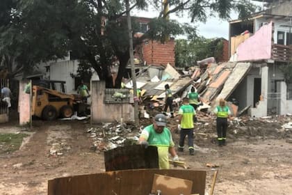 La explosión redujo a escombros la casa de la víctima fatal, y provocó daños en varias viviendas linderas: vidrios destrozados, techos derrumbados y paredes con grietas