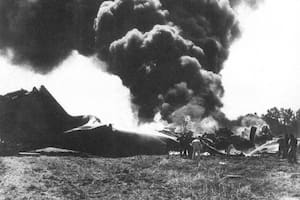 La explosión tras el estallido de la bomba colocada por Montoneros contra el avión Hércules C-130 TC-62 de la Fuerza Aérea, en Tucumán, en 1975