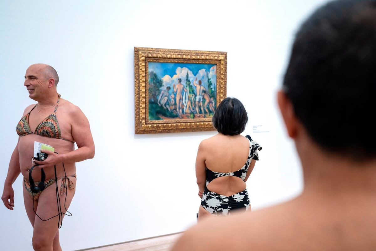 La exposición "El Día de los Bañistas", en la Fundación Beyeler en Riehen, Suiza, donde permitieron a los visitantes entrar en bikini