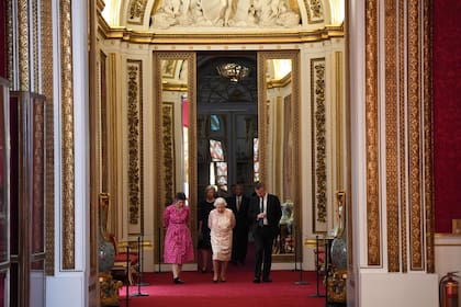 La reina Isabel caminando en el Palacio de Buckingham, al que pronto abandonará para mudarse a Windsor