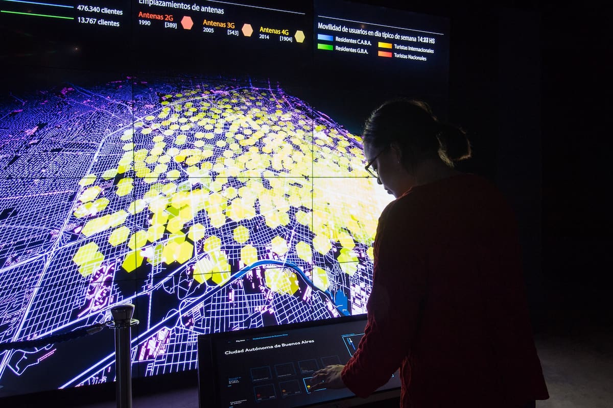 La exposición fue desarrollada en la Argentina por la Fundación Telefónica Movistar y busca desarrolar de forma didáctica los recursos utilizados para poder estar conectados con las actuales tecnologías en telecomunicaciones