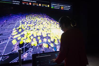 La exposición fue desarrollada en la Argentina por la Fundación Telefónica Movistar y busca desarrolar de forma didáctica los recursos utilizados para poder estar conectados con las actuales tecnologías en telecomunicaciones