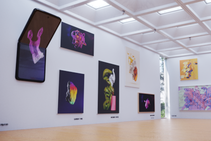La exposición incluye creaciones NFT realizadas por una decena de artistas, exhibidas en pantallas de última tecnología