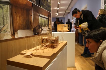 La exposición incluye fotografías y maquetas