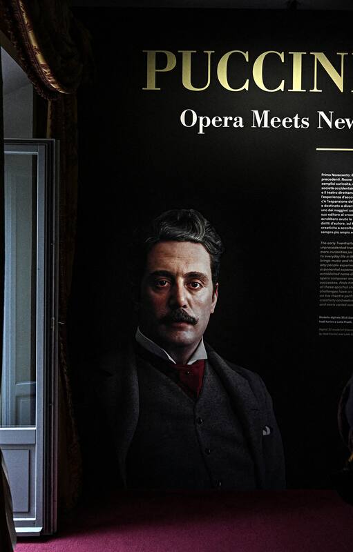 La exposición llevada a cabo en el Museo Teatrale alla Scala de Milán, presenta la interacción de la ópera y los medios a principios del siglo XX, para conmemorar el centenario de la muerte de Giacomo Puccini