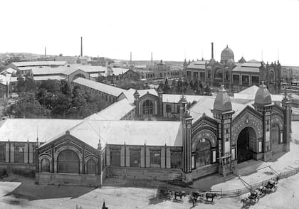 La Exposición Nacional de 1898 en plaza San Martín. Al fondo, a la derecha, se distingue el Pabellón Argentino.