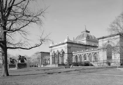 La Exposición Universal de Filadelfia de 1876, también conocida como Exposición del Centenario, fue un evento internacional realizado en Filadelfia, Estados Unidos, del 10 de mayo al 10 de noviembre de 1876. Esta exposición conmemoró los 100 años de la Declaración de la Independencia de los Estados Unidos. El Memorial Hall de Filadelfia se construyó entre 1875 y 1876, pero fue desmontado y vendido en 1881. En su época, ostentaba el título de ser el edificio más grande del mundo