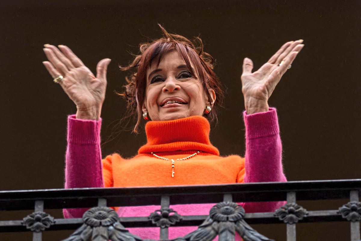 La expresidenta argentina Cristina Kirchner observa desde el balcón de su residencia, donde cumple arresto domiciliario en Buenos Aires, a simpatizantes y taxistas que se congregaron para pedir su libertad, el 17 de agosto de 2025. El 10 de junio de 2025, la Corte Suprema de Argentina confirmó la condena por fraude contra la expresidenta Cristina Kirchner, por la que recibió una condena de seis años de prisión e inhabilitación perpetua para ejercer cargos públicos.