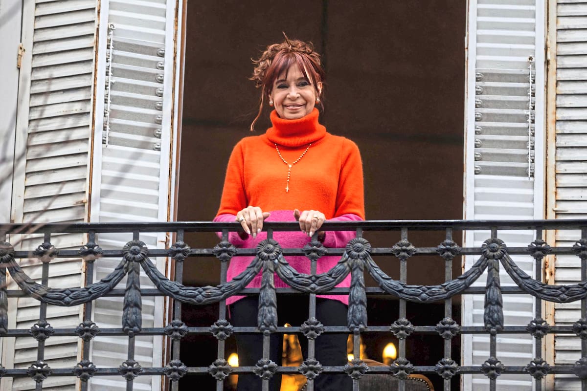 La expresidenta argentina Cristina Kirchner observa desde el balcón de su residencia, donde cumple arresto domiciliario en Buenos Aires, a simpatizantes que se congregaron para pedir su libertad, el 17 de agosto de 2025