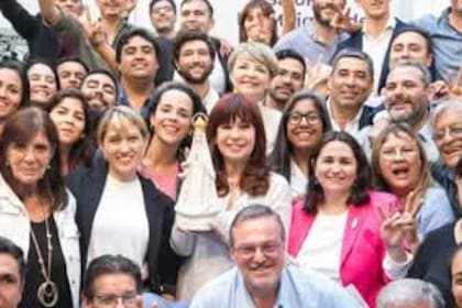 La expresidenta Cristina Fernández de Kirchner reunida con dirigentes del Partido Justicialista de Corrientes