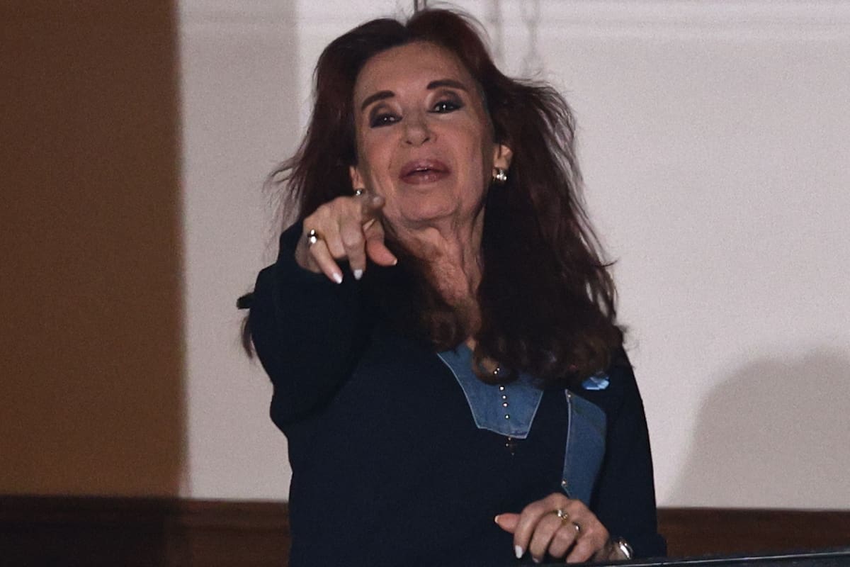 La expresidenta Cristina Kirchner en el balcón de su casa, donde cumple prisión domiciliaria