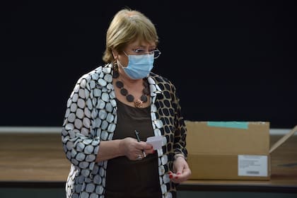 La expresidenta de Chile y Alta Comisionada de las Naciones Unidas para los Derechos Humanos, Michelle Bachelet, vota durante las elecciones presidenciales