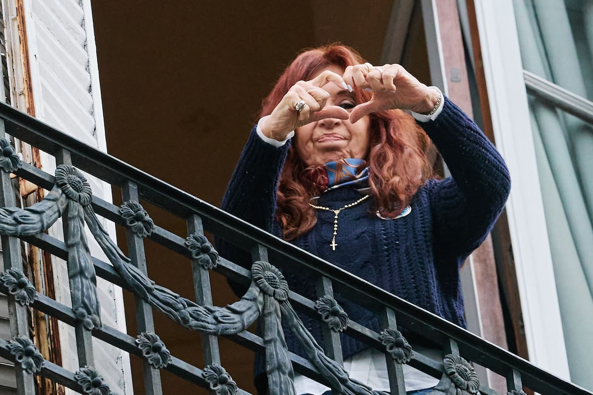 La expresidenta está detenida en su departamento de San José 1111