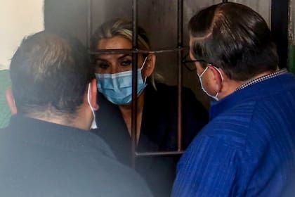 La expresidenta interina de Bolivia, Jeanine Ánez, habla con sus abogados en una celda de la Fuerza Especial de Lucha contra el Crimen luego de ser detenida en La Paz, el 13 de marzo de 2021
