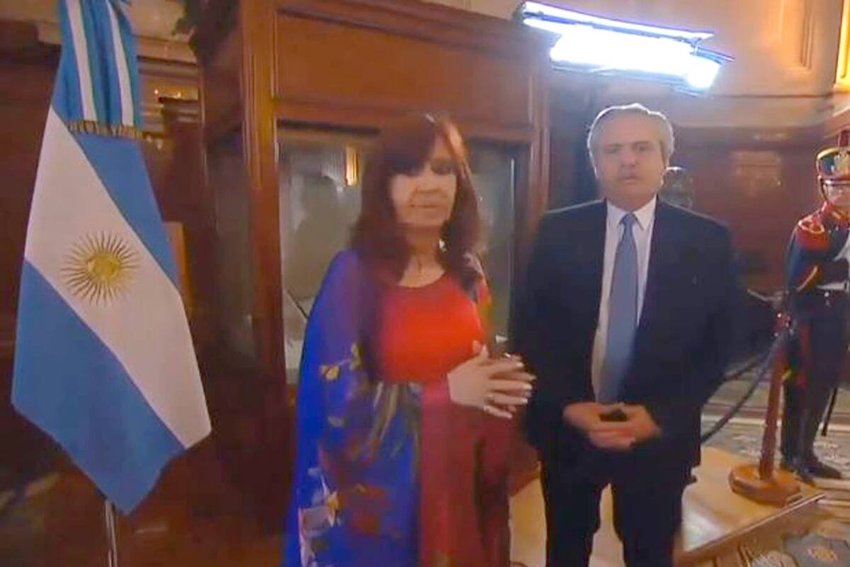 La expresidenta parece retarlo; el momento fue captado por las cámaras de televisión