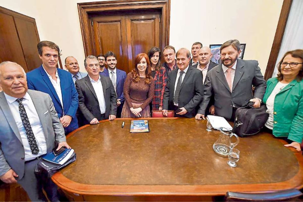 La expresidenta recibió a Urribarri en su despacho del Senado