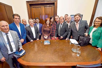 La expresidenta recibió a Urribarri en su despacho del Senado