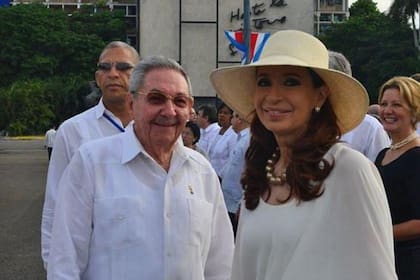 [ Archivo ] Cristina Kirchner y Raúl Castro, en un viaje de la expresidenta argentina a la isla en 2015