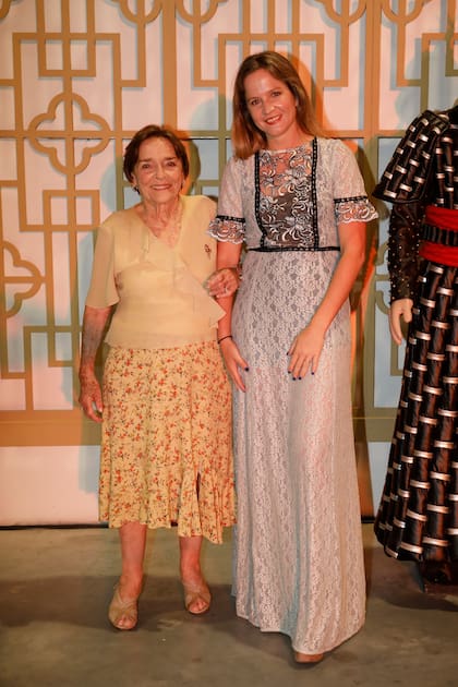 La expresidente de ALPI, María Laura Esteves de Steverlynck (actual presidente honoraria), y su nieta mayor, Clara Bianchetti. "Le vamos a entregar un diploma a la inmensa tarea al servicio de la institución", contó Teresa González Fernández. "Yo trabajaba en un jardín de infantes, enseñando inglés, y me llamó mi tío y me dijo 'el 1 de enero van a crear una escuela de terapia ocupacional en ALPI y quiero que te presentes'. Fuimos un grupo de seis mujeres, las primeras terapistas ocupacionales argentinas. Así, trabajé 44 años como voluntaria", recordó emocionada María Laura.