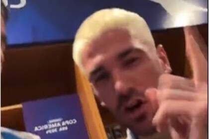 La expresión de Rodrigo De Paul a cámara, durante los festejos